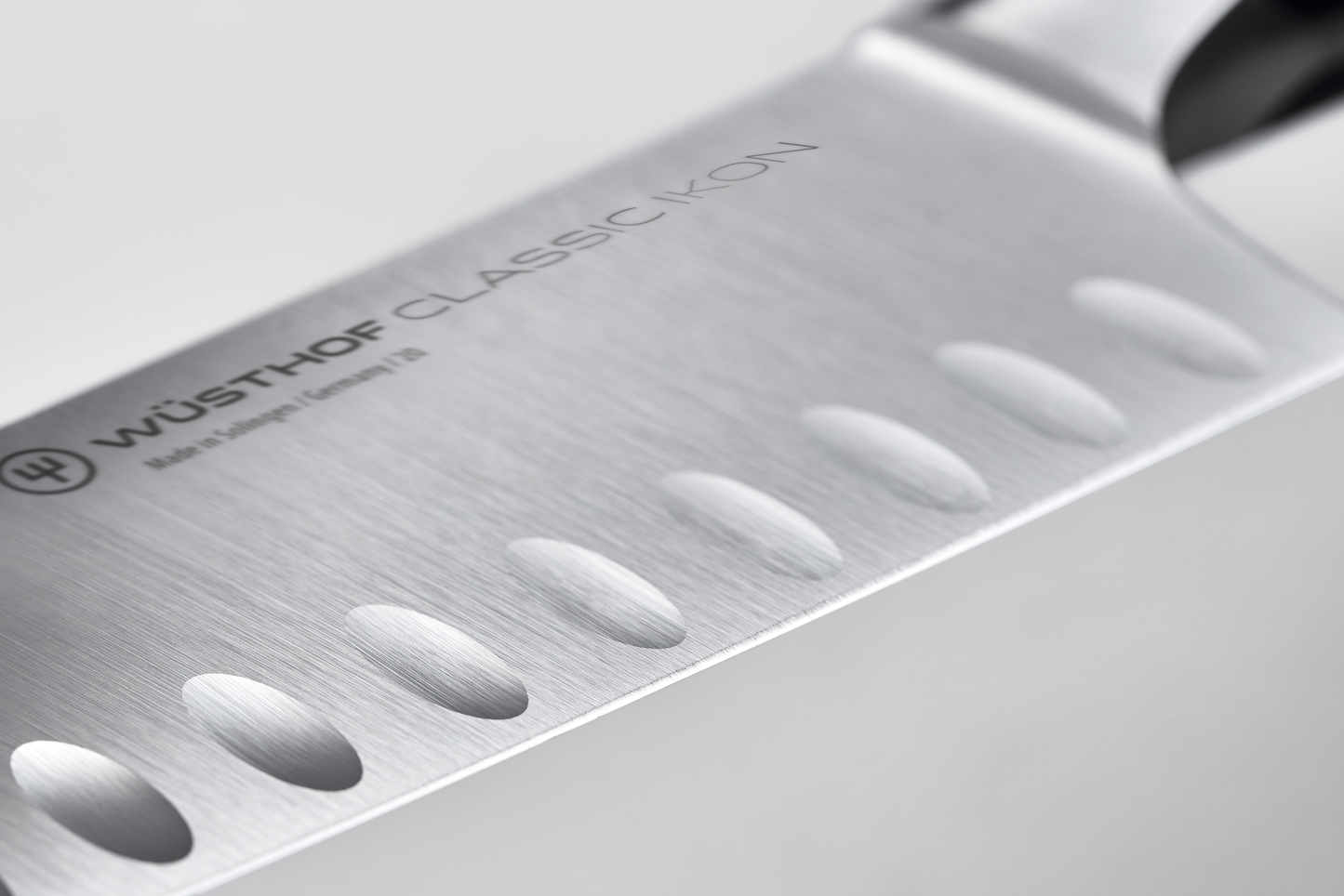 Santoku con lama cava Classic Ikon 17 cm | 7 pollici